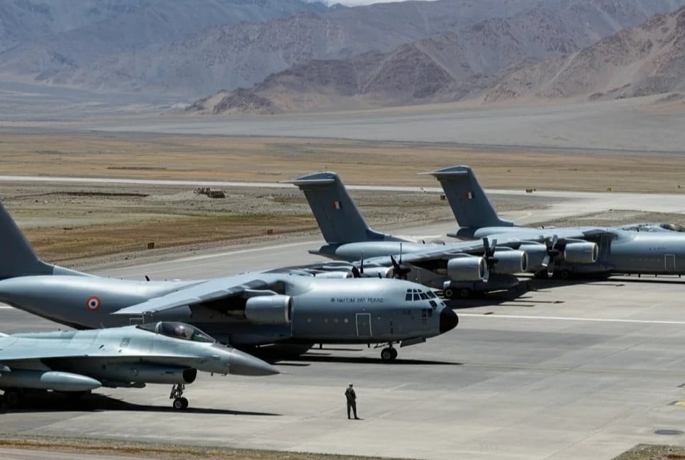 ১৩ হাজার ফুট উচ্চতায় বিমানঘাঁটি,
মুখোমুখি ভারত-চীন