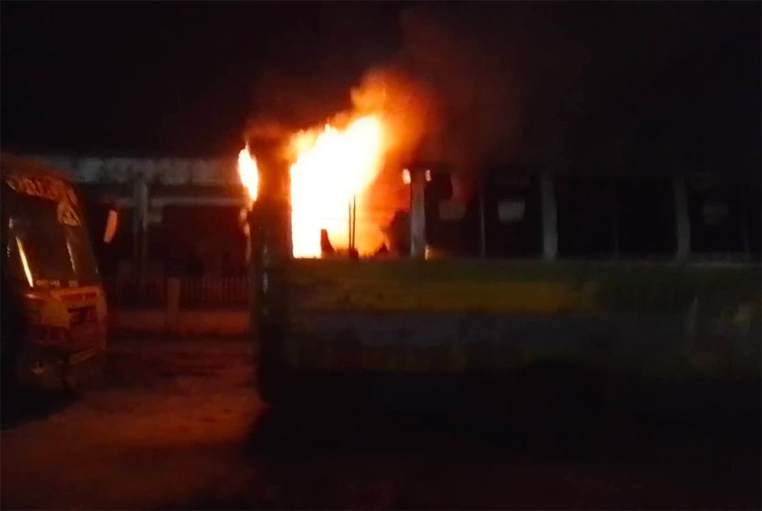 সাভারে ফের পার্কিং করা বাসে আগুন