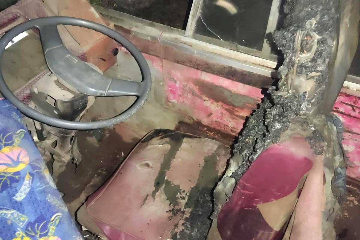 নারায়ণগঞ্জে সড়কে থামিয়ে রাখা বাসে আগুন