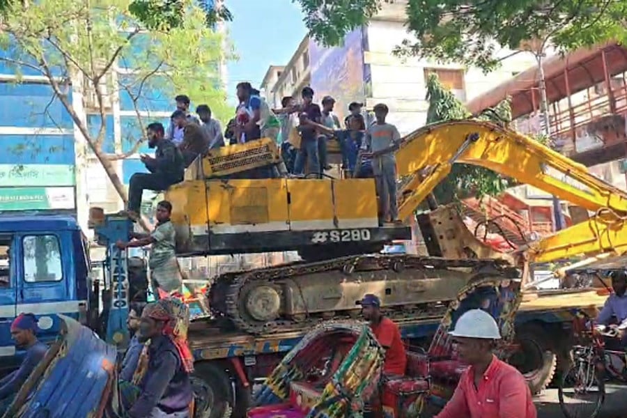 ধানমন্ডি ৩২-এ নেওয়া হচ্ছে দুটি বুলডোজার