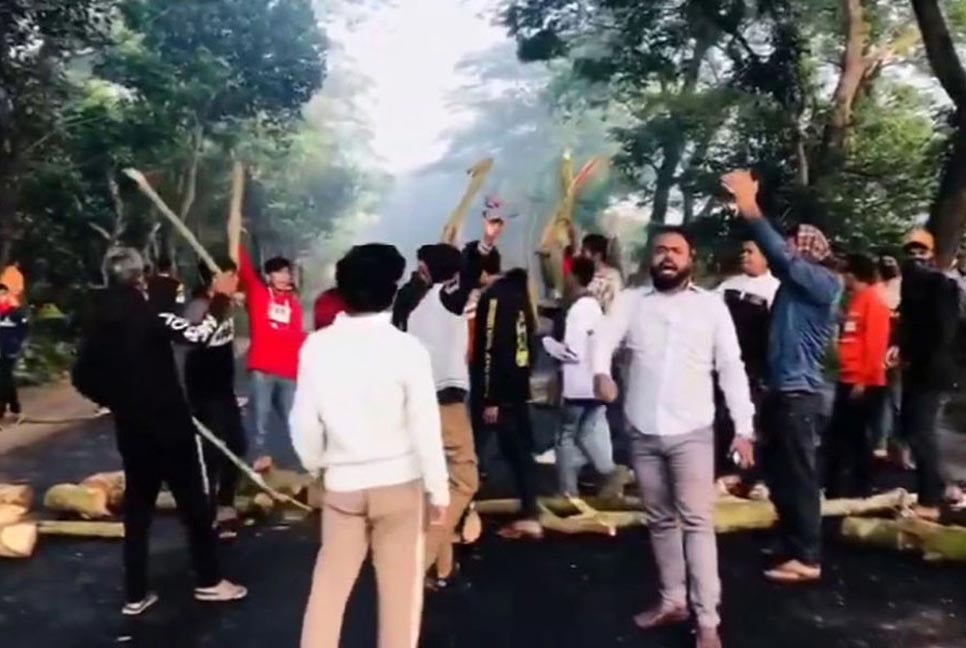 ঢাকা-খুলনা মহাসড়কে গাছ ফেলে নিষিদ্ধ ছাত্রলীগের বিক্ষোভ