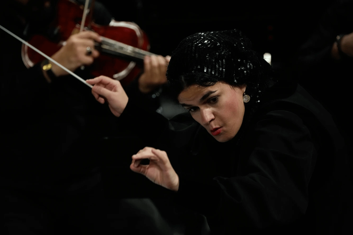 ইরানে অর্কেস্ট্রা সংগীতে নির্দেশনা দিয়ে ইতিহাস করলেন ফারিউসেফি