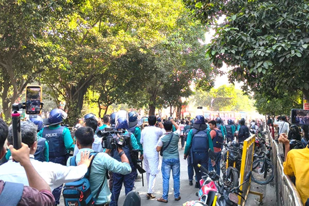 ধানমন্ডি ৩২ নম্বরের সামনে থেকে বিক্ষুব্ধদের সরিয়ে দিল আইনশৃঙ্খলা বাহিনী