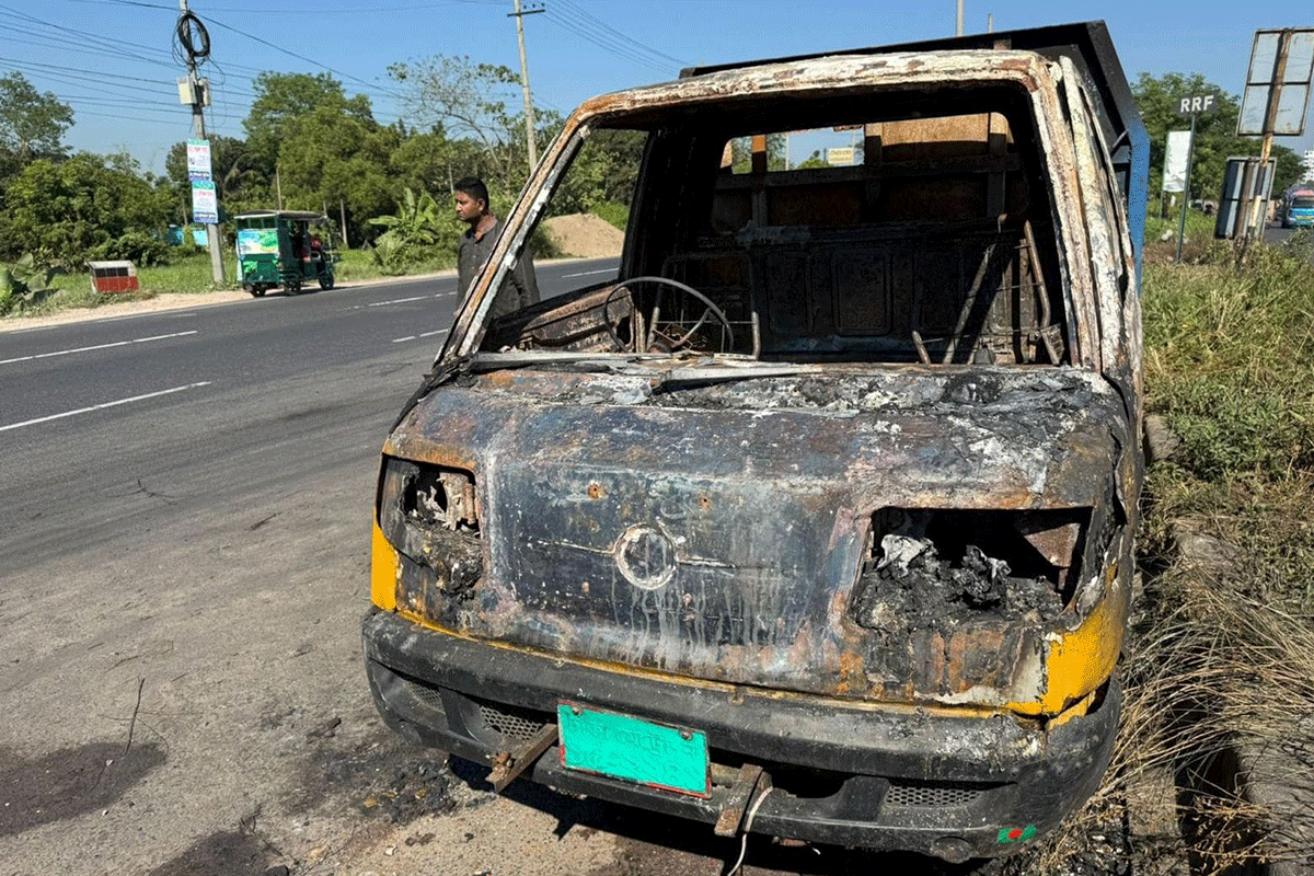 কুমিল্লায় জামায়াত নেতার পিকআপে আগুন