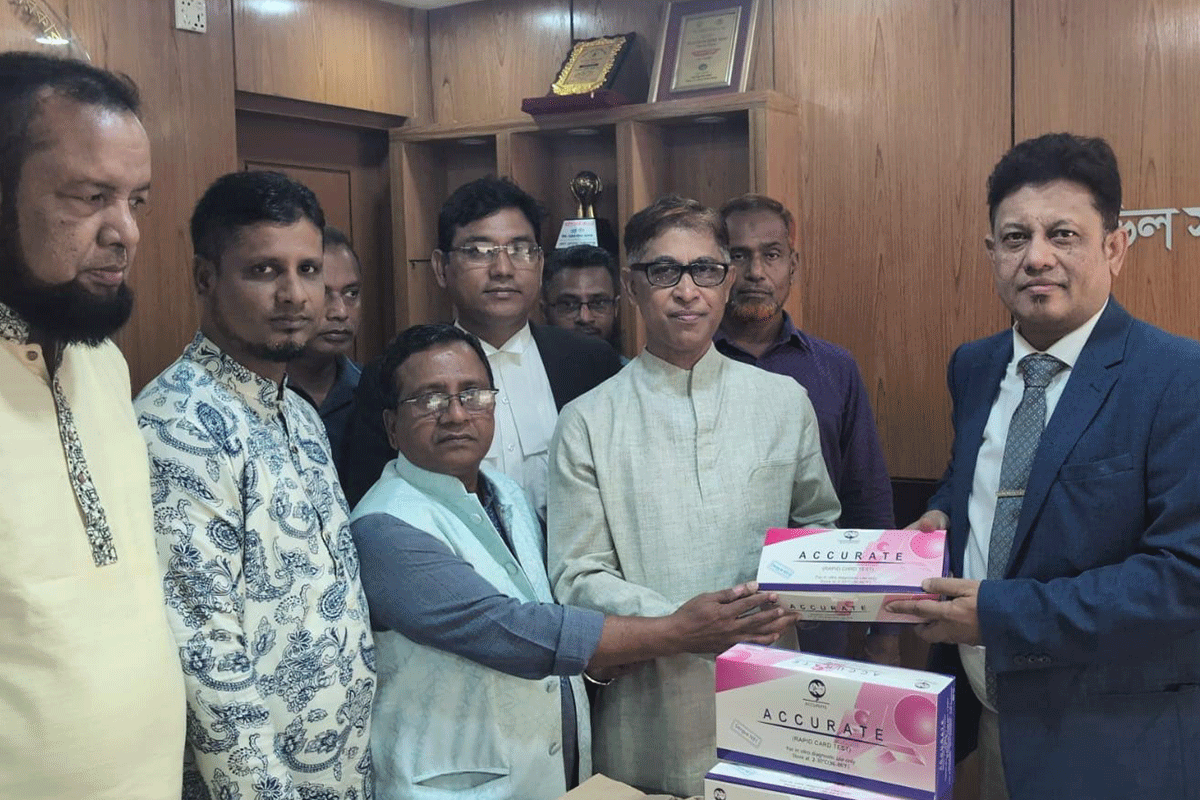 নারায়ণগঞ্জে হাসপাতালে বিএনপি নেতা মামুন মাহমুদের ডেঙ্গু কিট প্রদান