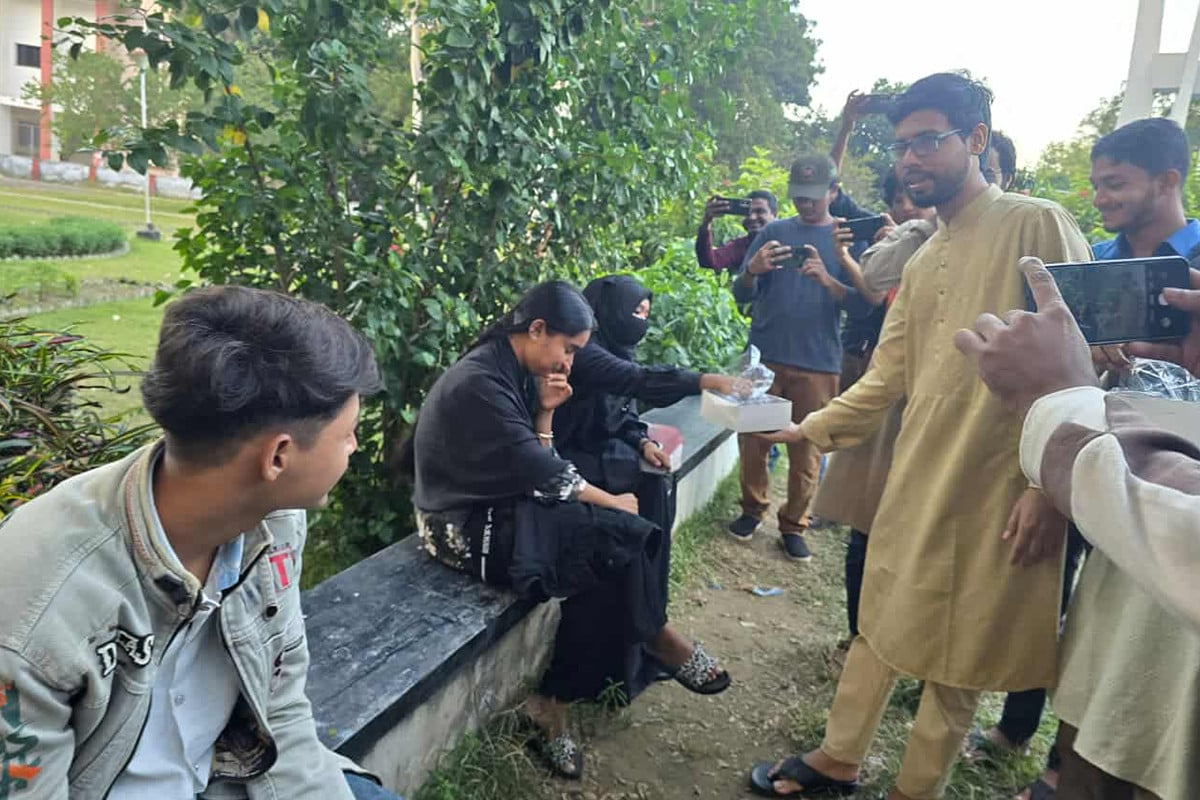 হাসিনার মৃত্যুদণ্ডের রায়ে রাবিতে মিষ্টি বিতরণ