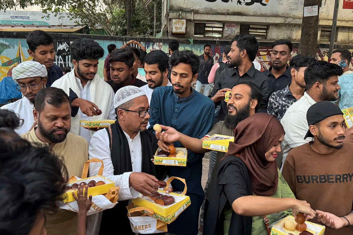 শেখ হাসিনার রায়ে নারায়ণগঞ্জে মিষ্টি বিতরণ
