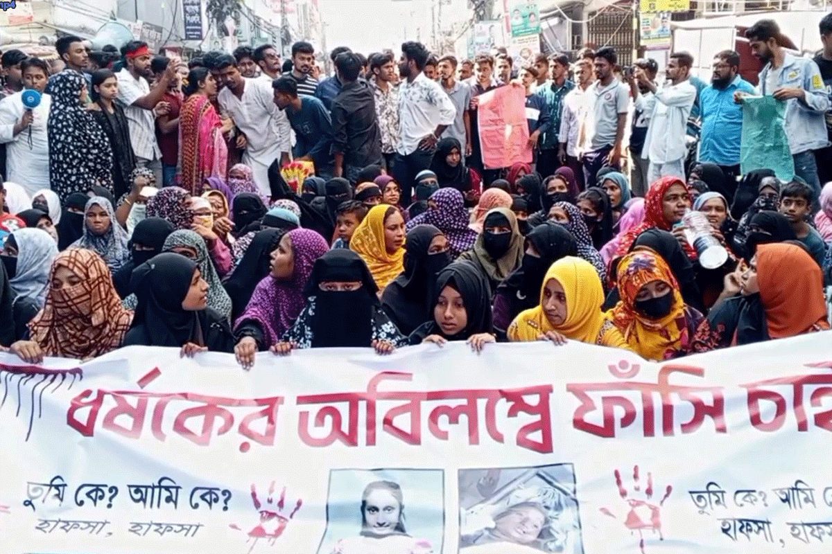 পাবনায় শিক্ষার্থী হত্যার প্রতিবাদে সড়ক অবরোধ করে বিক্ষোভ