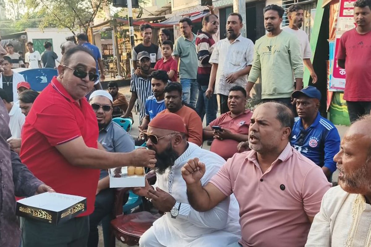 হাসিনার মৃত্যুদণ্ডের রায়ে কেরানীগঞ্জে আনন্দ মিছিল ও মিষ্টি বিতরণ