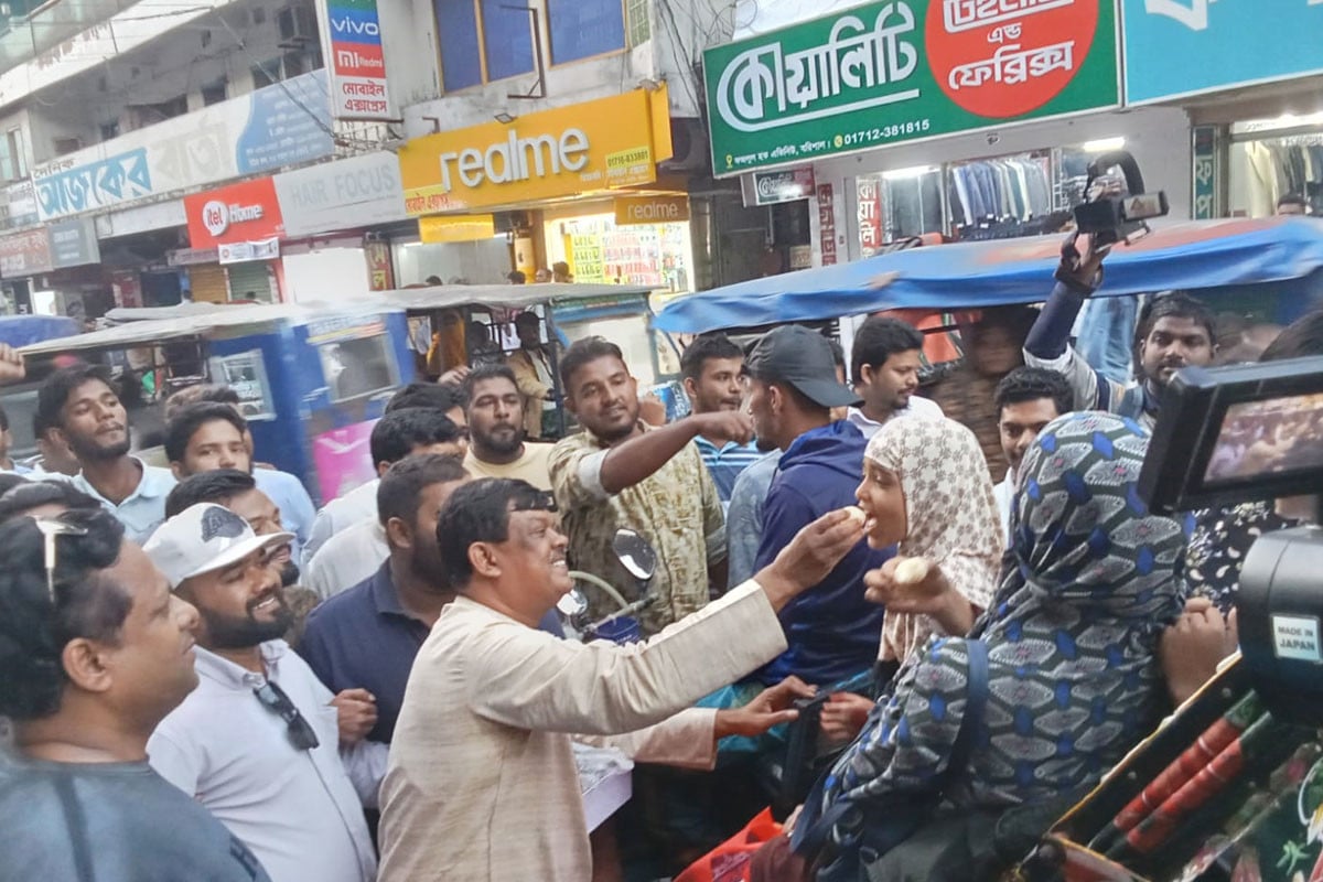 রায় ঘোষণার পর বরিশালে মিষ্টি বিতরণ, বিক্ষোভ মিছিল