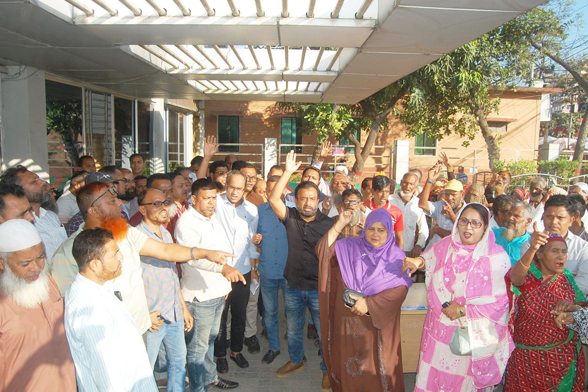 চাকরি স্থায়ীকরণ দাবি করায় বিদায়ী প্রশাসকের বিরুদ্ধে ‌‘গুলি করার হুমকি’র অভিযোগ