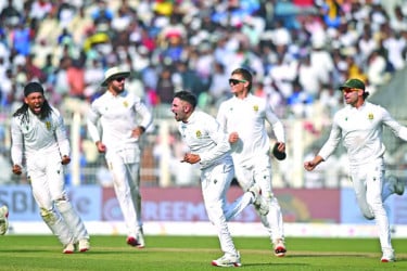 ৯৩ রানে অলআউট ভারত