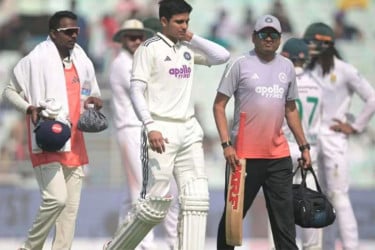 হাসপাতাল থেকে ছাড়া পেলেও অনিশ্চয়তায় গিলের মাঠে ফেরা