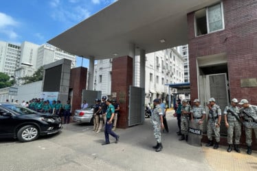 সচিবালয়ে সতর্ক অবস্থায় আইনশৃঙ্খলা বাহিনী