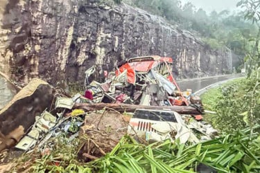 ভিয়েতনামে ভূমিধসে চলন্ত বাসের ৬ যাত্রী নিহত, আহত ১৯