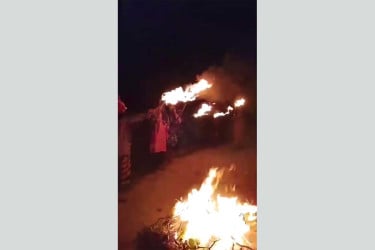 মেহেরপুর–কুষ্টিয়া আঞ্চলিক মহাসড়কে আগুন জ্বালিয়ে অবরোধ