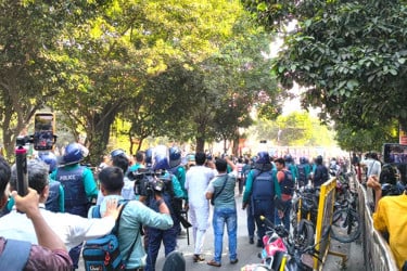 ধানমন্ডি ৩২ নম্বরের সামনে থেকে বিক্ষুব্ধদের সরিয়ে দিল আইনশৃঙ্খলা বাহিনী