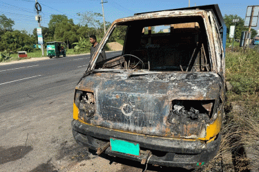 কুমিল্লায় জামায়াত নেতার পিকআপে আগুন