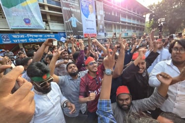 শেখ হাসিনার ফাঁসির রায় ঘোষণার পর জনতার উল্লাস