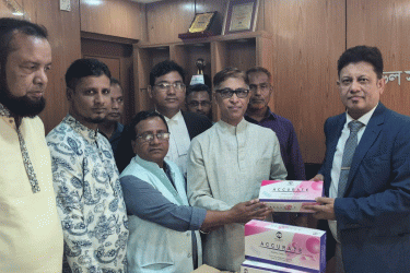 নারায়ণগঞ্জে হাসপাতালে বিএনপি নেতা মামুন মাহমুদের ডেঙ্গু কিট প্রদান