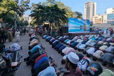 হাসিনার মৃত্যুদণ্ডের সাজা শুনে সেজদায় লুটিয়ে পড়লেন ছাত্র-জনতা