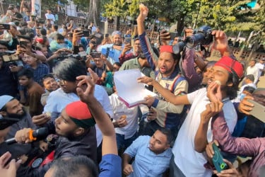 হাসিনার মৃত্যুদণ্ডের রায়ে টিএসসিতে মিষ্টি বিতরণ