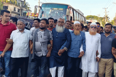 শেখ হাসিনার ফাঁসির রায়ে নোয়াখালীতে মিষ্টি বিতরণ