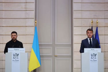 আকাশ প্রতিরক্ষা ও যুদ্ধবিমান চুক্তি চূড়ান্ত করতে ফ্রান্সে জেলেনস্কি