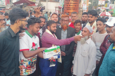 শেখ হাসিনার মৃত্যুদণ্ড রায়ে বগুড়ায় আনন্দ মিছিল ও মিষ্টি বিতরণ