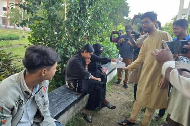 হাসিনার মৃত্যুদণ্ডের রায়ে রাবিতে মিষ্টি বিতরণ