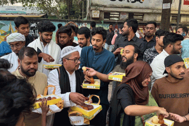 শেখ হাসিনার রায়ে নারায়ণগঞ্জে মিষ্টি বিতরণ
