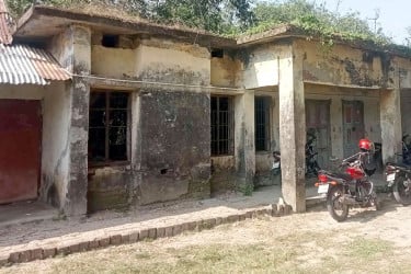 বগুড়ায় কোলগ্রাম উচ্চ বিদ্যালয়ে জরাজীর্ণ ভবনে চলছে পাঠদান