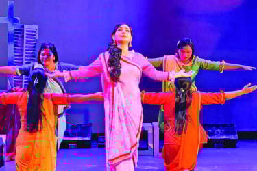 প্রাঙ্গণেমোরের শেষের কবিতা