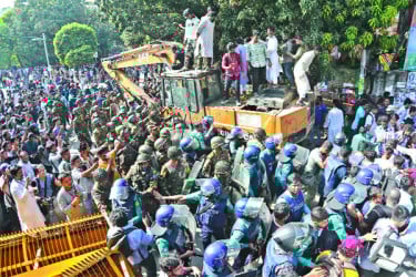 তুলকালাম ধানমন্ডি ৩২ নম্বরে