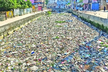 প্লাস্টিক বর্জ্যে ৫৭ খালের সর্বনাশ