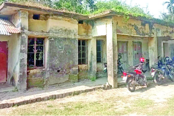 শীর্ণদশায় ৮৪ বছরের স্কুলটি