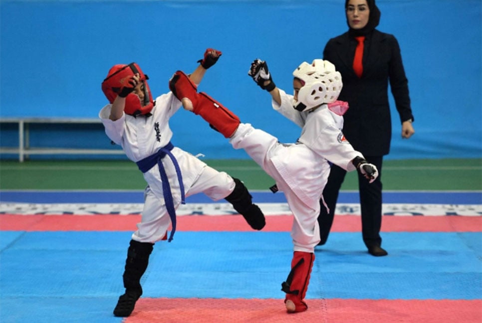 যেভাবে সামাজিক বাধা ভাঙছে ইরানের মেয়েরা