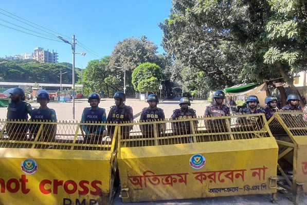 ধানমন্ডি ৩২ নম্বর শান্ত, কড়া পাহারায় আইনশৃঙ্খলা বাহিনী