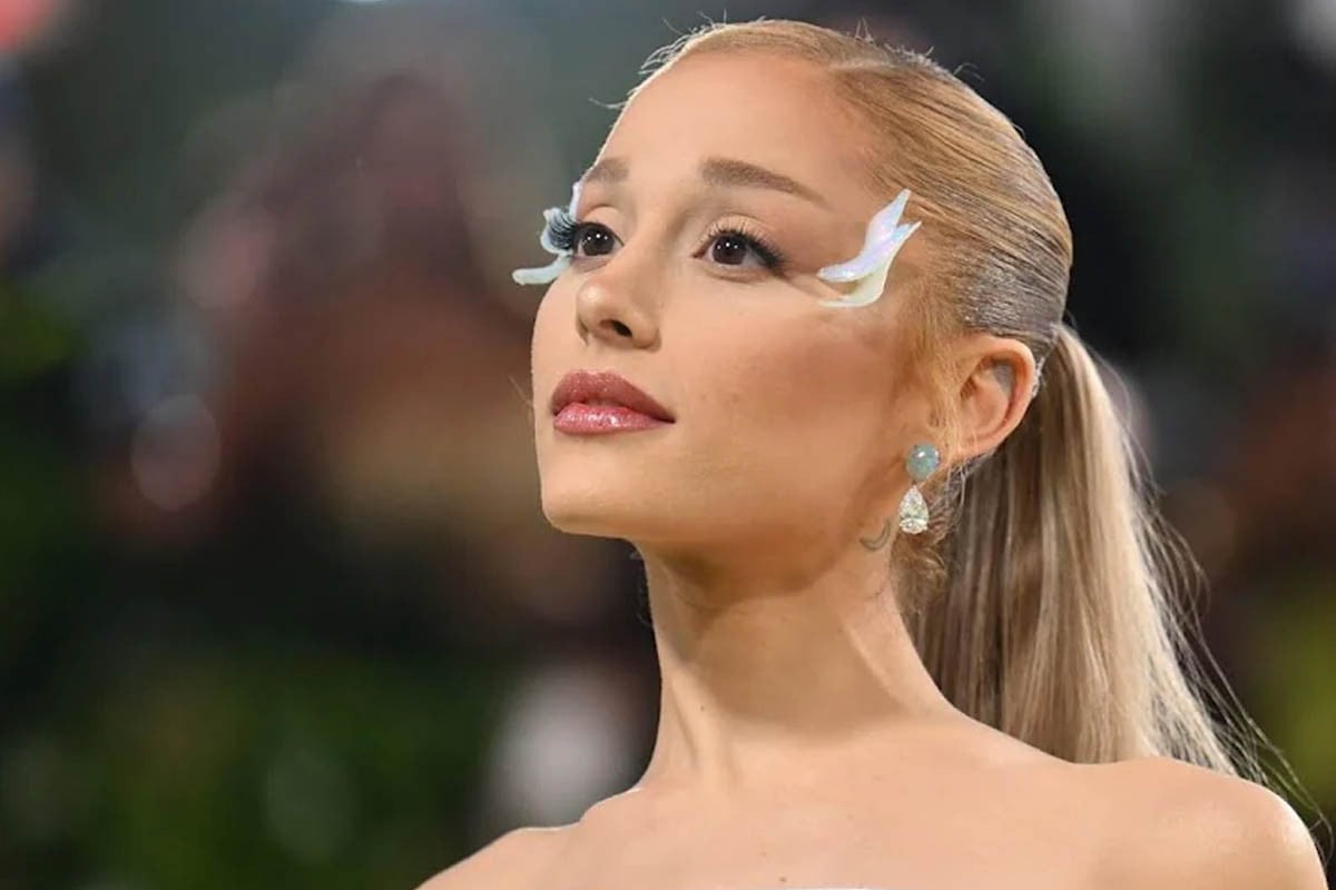 নায়িকাকে জড়িয়ে ধরায় কারাদণ্ড