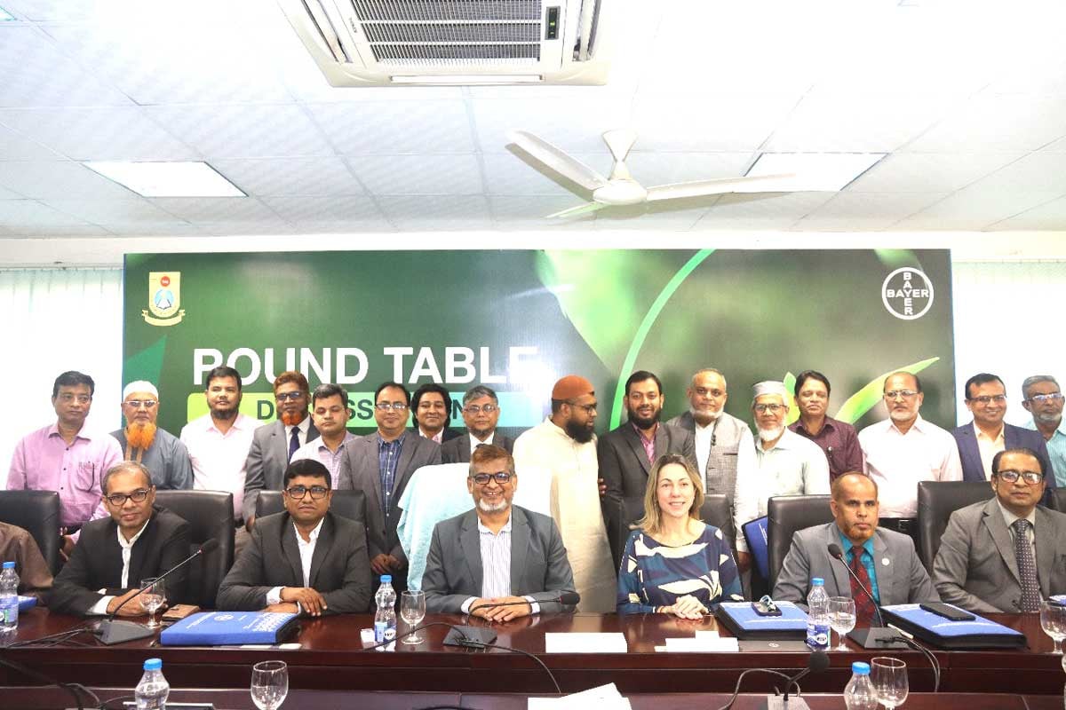 শেকৃবিতে পুনর্জন্ম কৃষি নিয়ে গোল টেবিল বৈঠক অনুষ্ঠিত