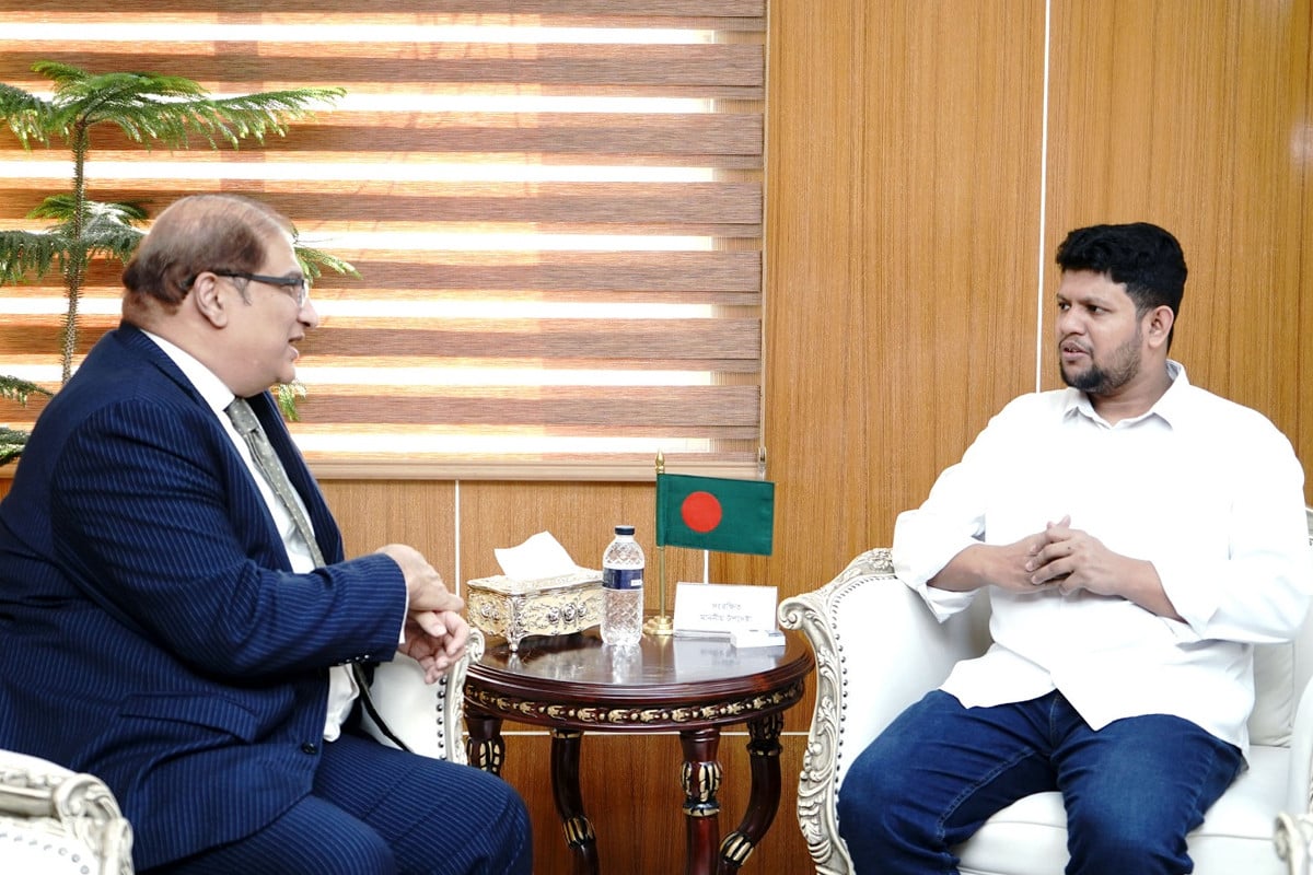 তথ্য উপদেষ্টার সঙ্গে পাকিস্তানের হাইকমিশনারের সাক্ষাৎ