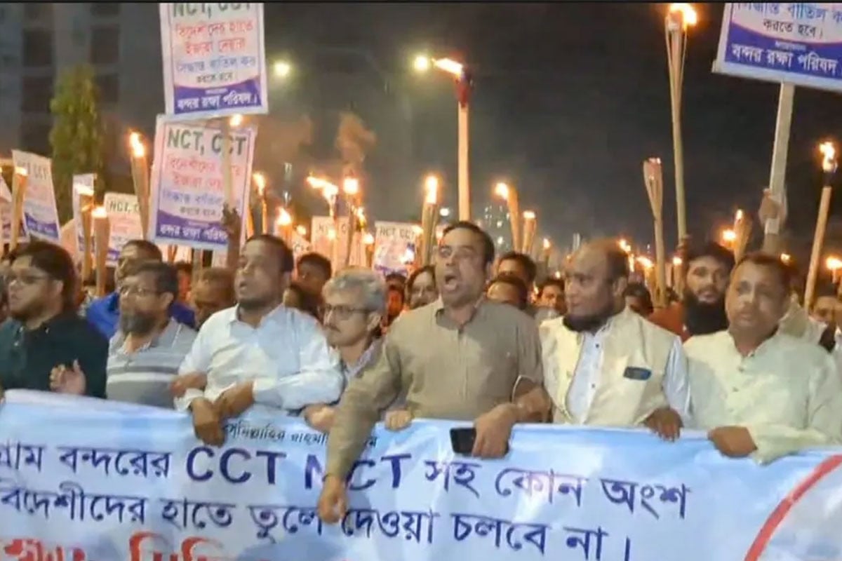 এনসিটি বিদেশিদের না দিতে চট্টগ্রামে মশাল মিছিল–সড়ক অবরোধ