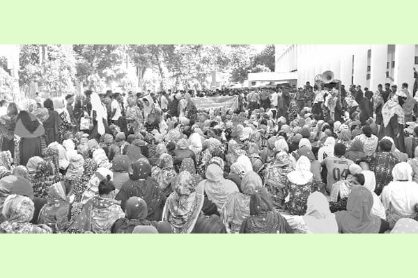 ছাঁটাইয়ের প্রতিবাদে শ্রমিক বিক্ষোভ, কারখানা বন্ধ ঘোষণা