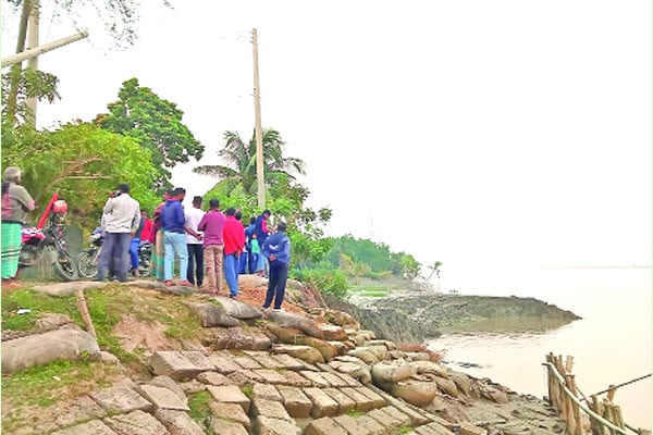 ভাঙন বাড়ছে শহররক্ষা বাঁধে
