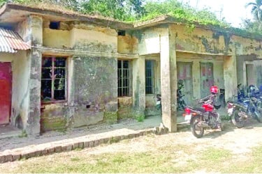 শীর্ণদশায় ৮৪ বছরের পুরনো স্কুলটি