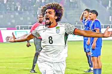 চোখ থাকবে হামজার দিকেই