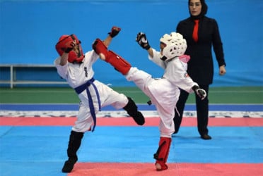 যেভাবে সামাজিক বাধা ভাঙছে ইরানের মেয়েরা