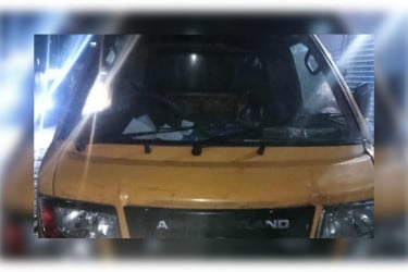 আশুলিয়ায় কাঁচামাল বোঝাই পিকআপে আগুন