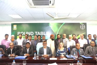 শেকৃবিতে পুনর্জন্ম কৃষি নিয়ে গোল টেবিল বৈঠক অনুষ্ঠিত