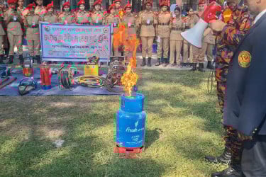 বাগেরহাটে শিক্ষার্থীদের ফায়ার ফাইটিং প্রশিক্ষণ